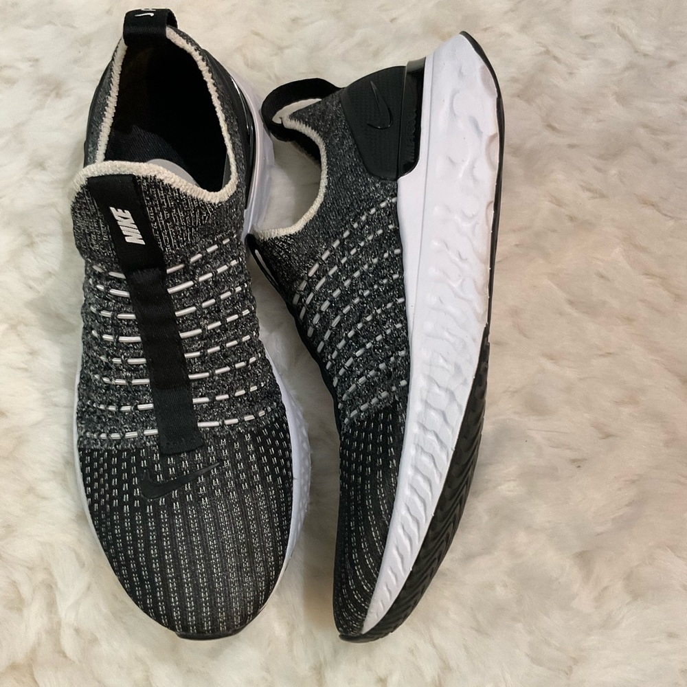 Nike Black and White Knit Sneakers Size US 6 Woman - Picture 2 of 4